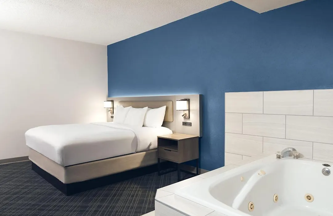 Comfort Suites Milwaukee Airport-1