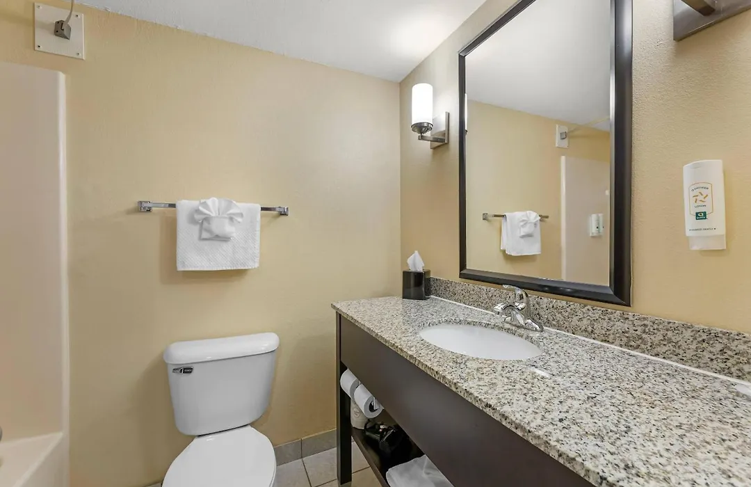 Quality Inn & Suites Bellville - Mansfield-1