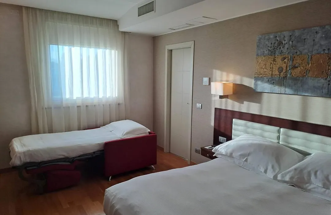 Breaking Business Hotel-1