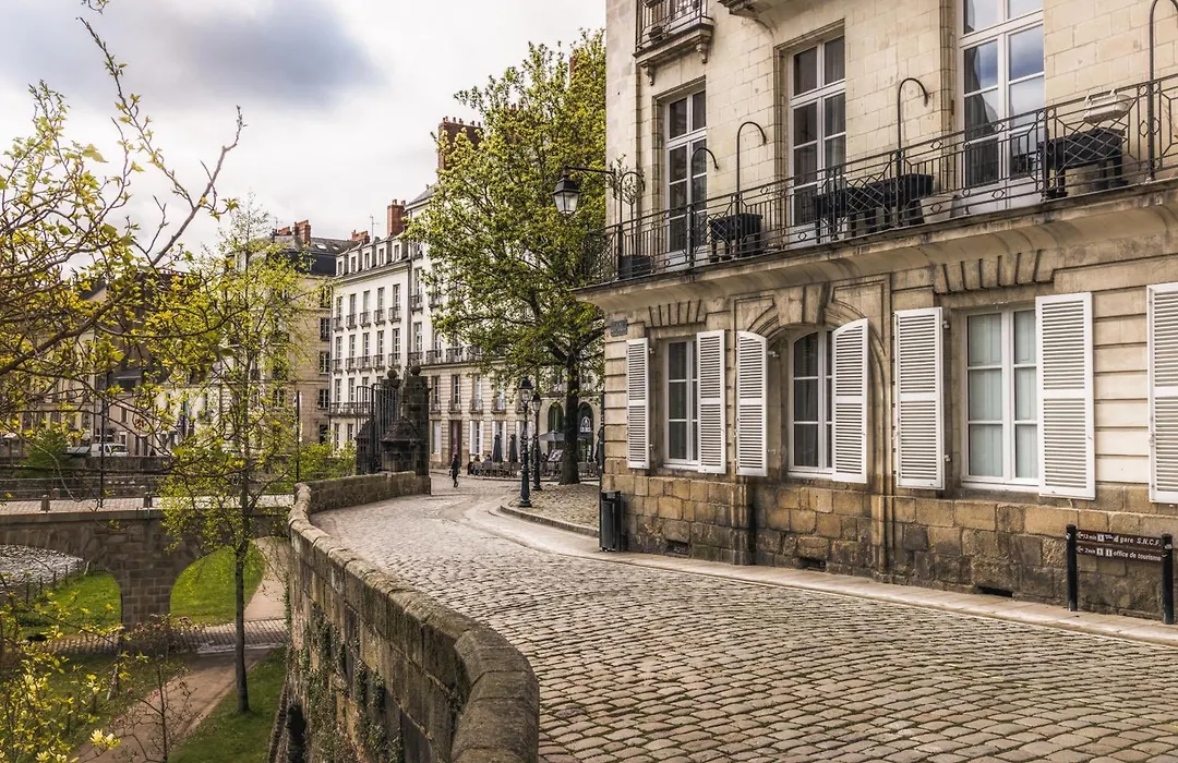 L'Hôtel - Face au Château-1