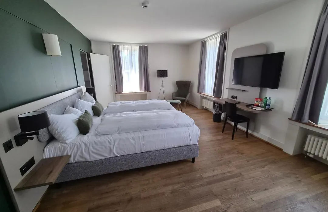 Hotel Im Schlosspark-1