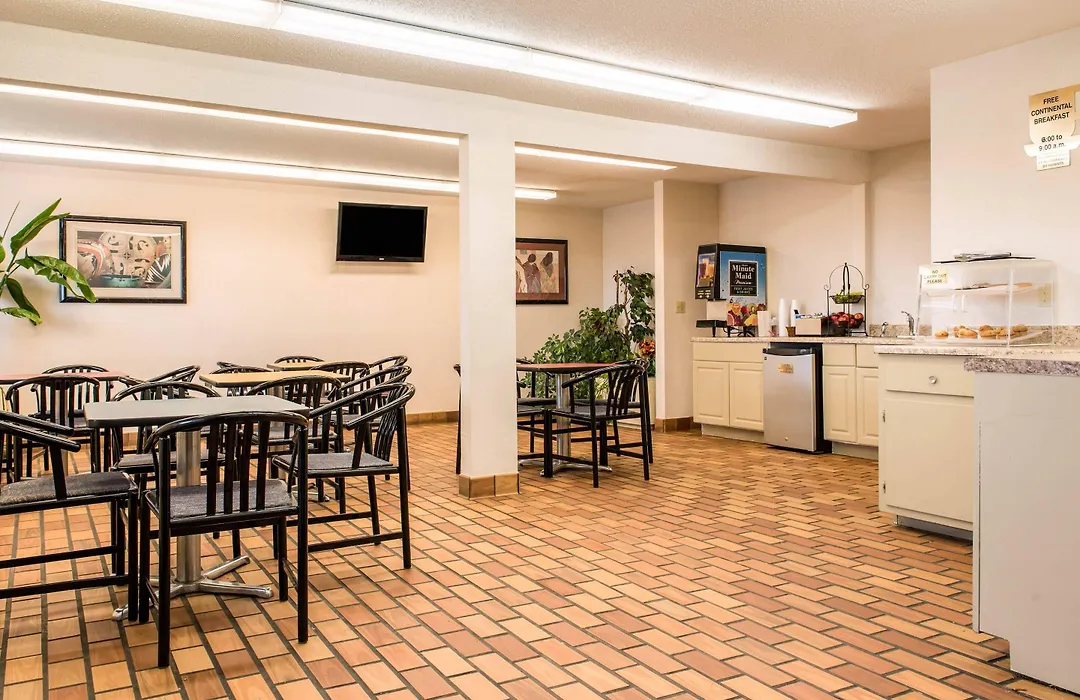 Econo Lodge Holland - Toledo-1