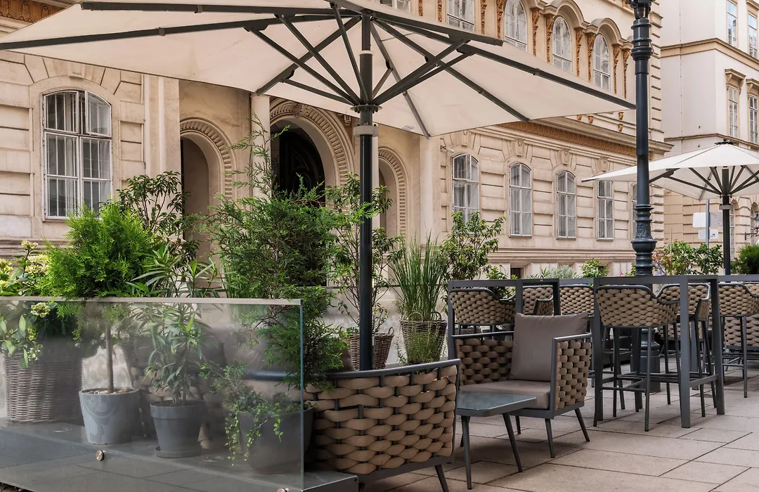 Steigenberger Hotel Herrenhof-1