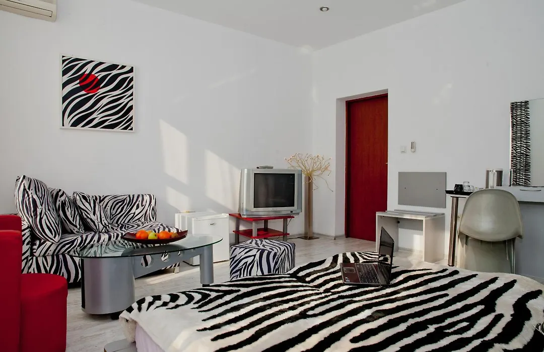 Scotty'S Boutique Hotel-1