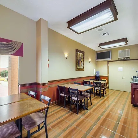 Econo Lodge Inn & Suites Eagle Pass-2