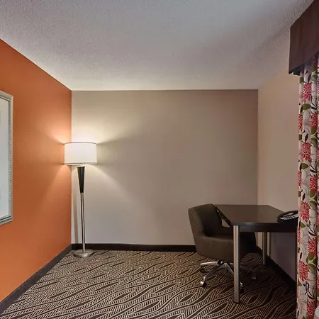 Hampton Inn Evansville Airport-3