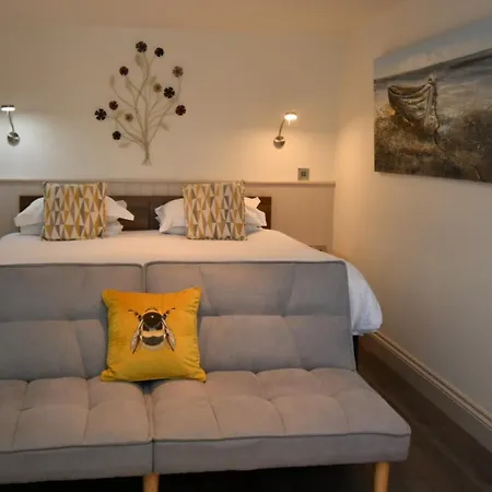 Tudor Lodge Bed & Breakfast-3