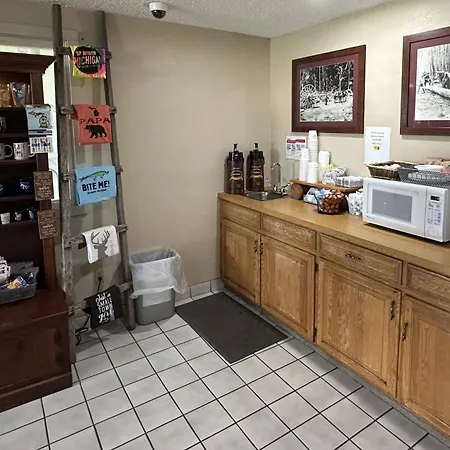 Super 8 By Wyndham West Branch-3