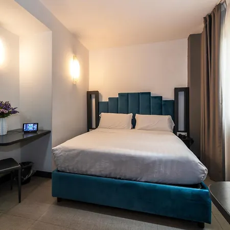 Golden Hotel-2