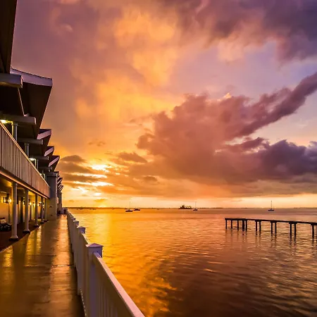 Best Western Plus Yacht Harbor Inn-3