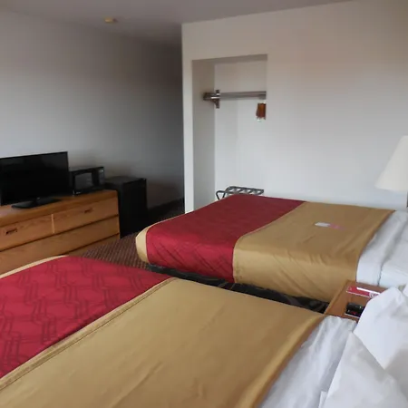 Travelodge By Wyndham Escanaba-3