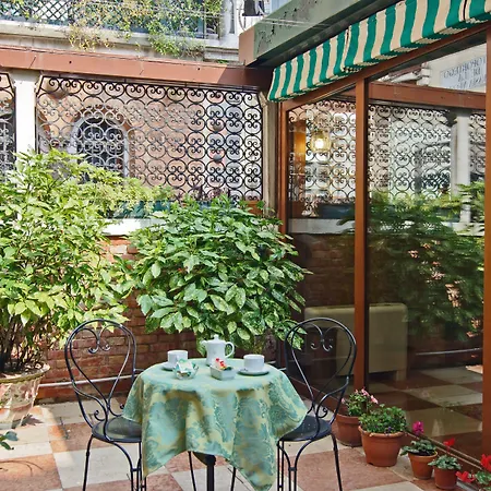 Hotel La Fenice Et Des Artistes-3