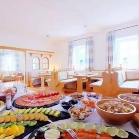 Klozbuecher - Das Landhotel-2