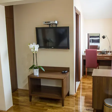 Hotel M-2