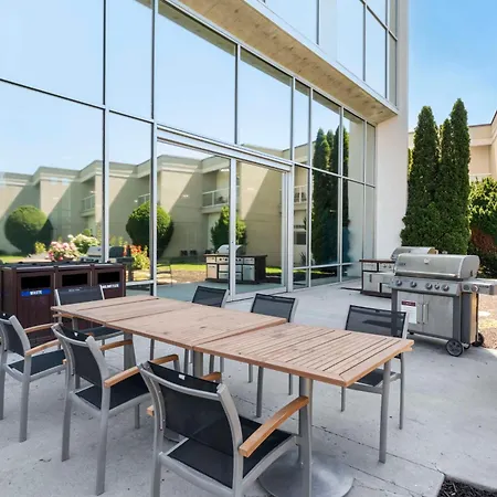 Best Western Plus Kelowna Hotel & Suites-3