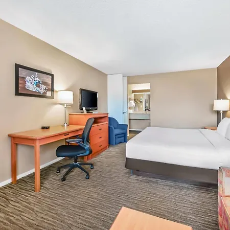 Econo Lodge Inn & Suites-3