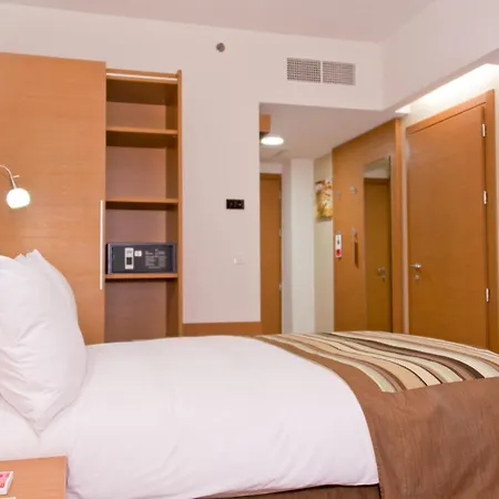 Ramada By Wyndham Oradea-3