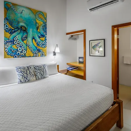 Weezie'S Ocean Front Hotel And Garden Cottages-3