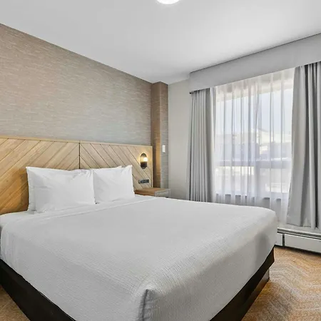 Sandman Hotel & Suites Calgary West-3