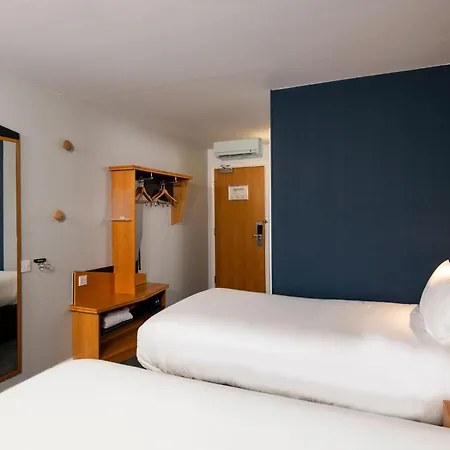 Holiday Inn Express Newport By Ihg-3