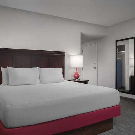 Hampton Inn & Suites Omaha-Downtown-3