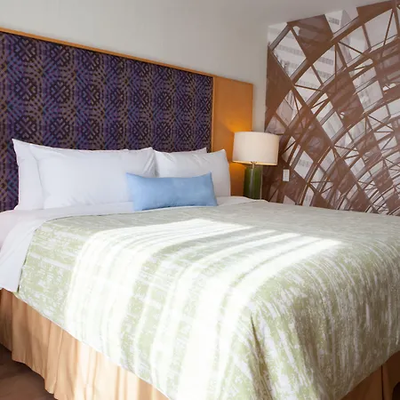 Best Western Premier Toronto Airport Carlingview Hotel-3