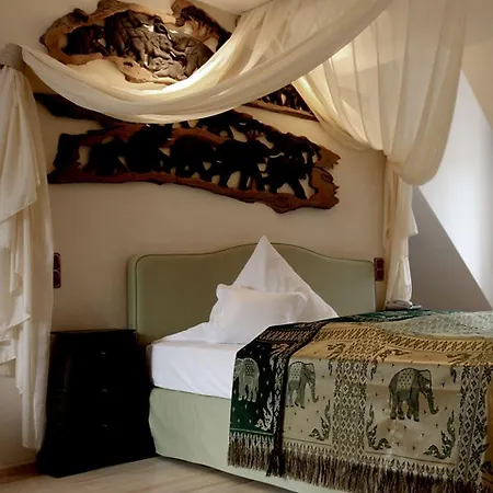 Hip Hotel-2