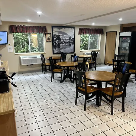Super 8 By Wyndham West Branch-2