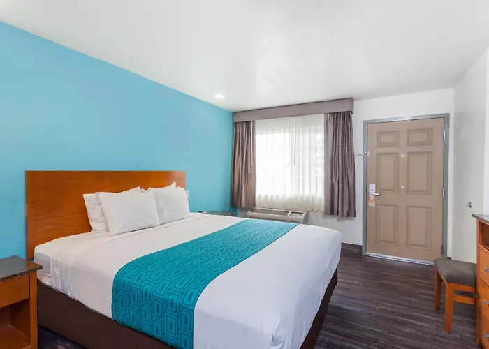 Howard Johnson By Wyndham National City/San Diego South