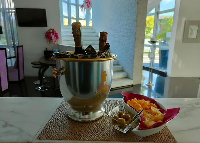 Hotel In - Lounge Room