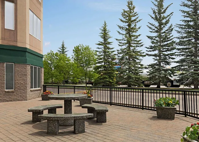 Super 8 By Wyndham Calgary Shawnessy Area