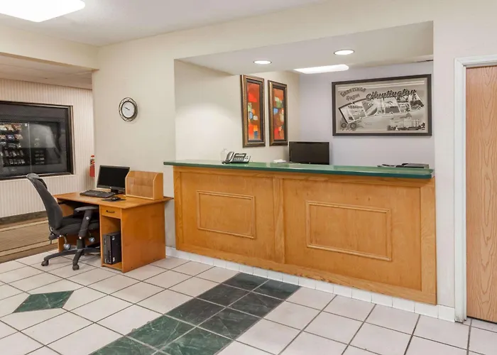 Super 8 By Wyndham Huntington