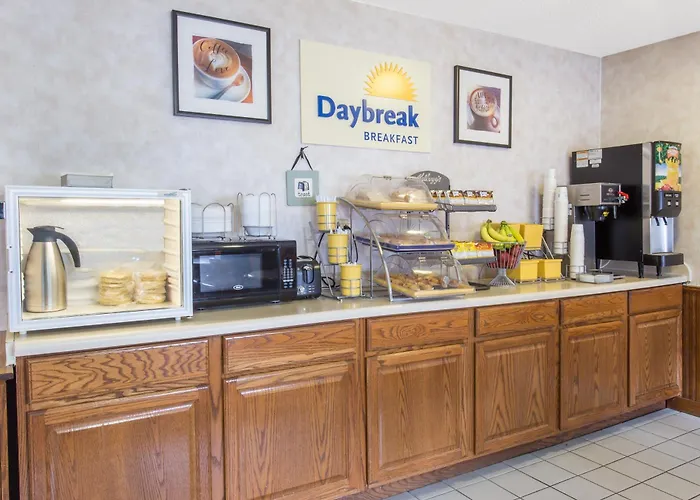 Days Inn & Suites By Wyndham Davenport East