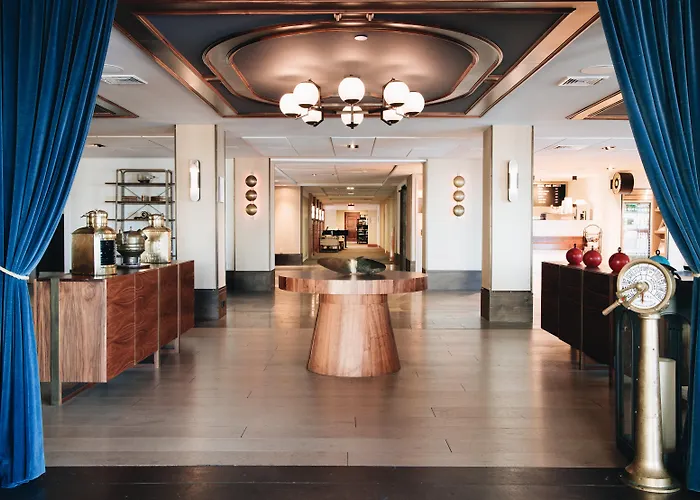 Newport Harbor Island Resort