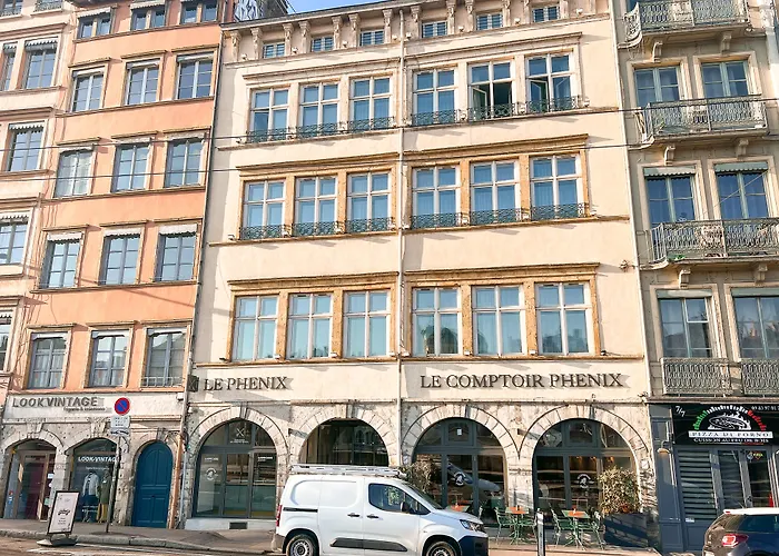 Le Phenix Hotel