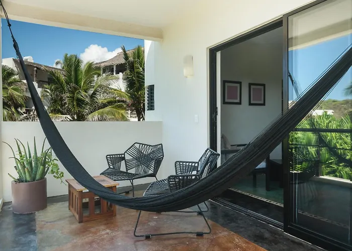 Manta Raya Hotel - Right On The Beach