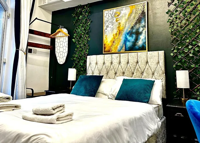 Duke And Duchess Apartments And Rooms - Private In Room Hot Tub Suites