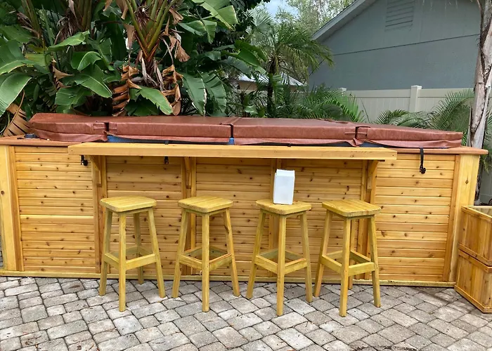 3Gulls Inn Ozona-Boutique Hotel-Steps From Restaurants & Brewery-Swimspa Pool-Pet Friendly Palm Harbor