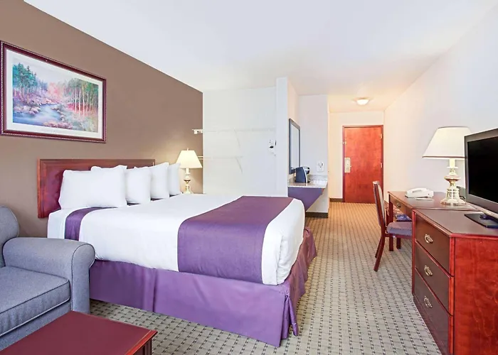 Ramada By Wyndham Red Deer Hotel & Suites