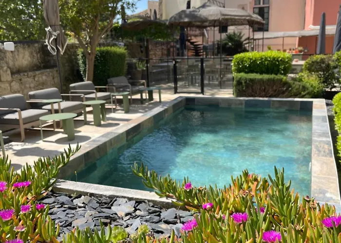 Le Victoria Boutique Hotel - Charme Au Coeur Du Village Historique - Accueil Velo - Seminaire - Bar Lounge - Piscine
