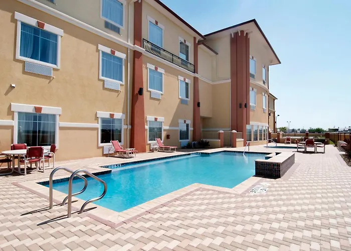 Super 8 by Wyndham Hidalgo at La Plaza Mall&Mcallen Airport