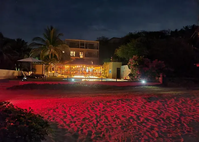 Manta Raya Hotel - Right On The Beach Cuatunalco