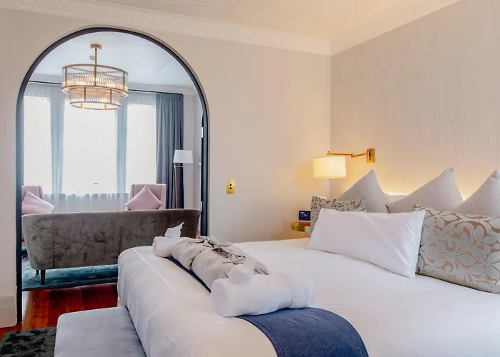 Tattersalls Hotel