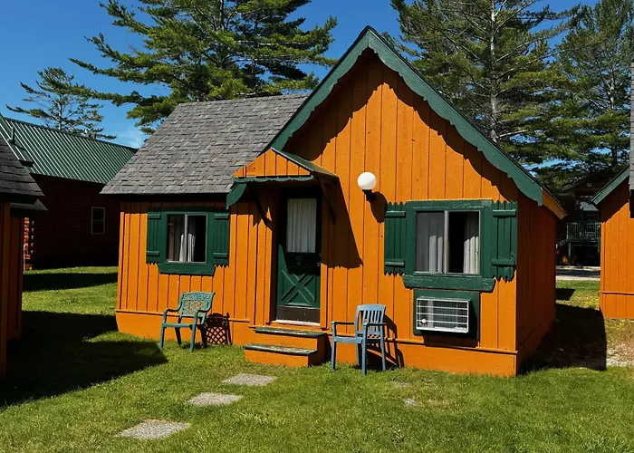 Cabins Of Mackinac & Lodge