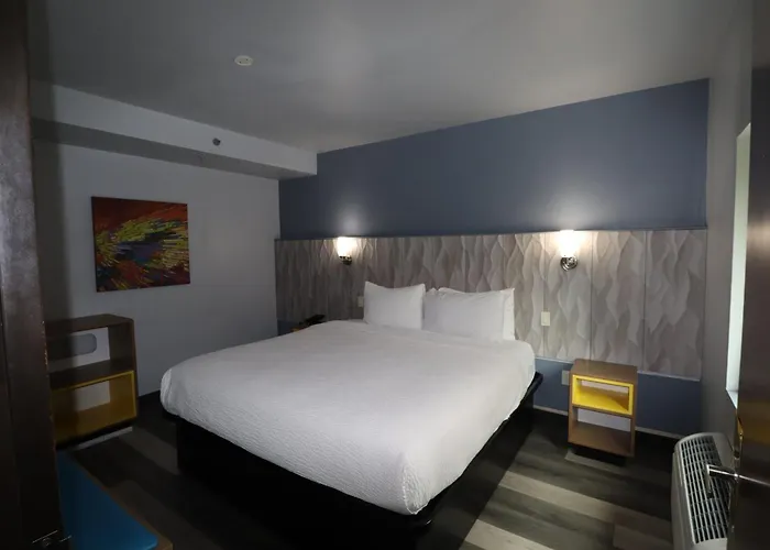 Days Inn & Suites By Wyndham Milwaukee