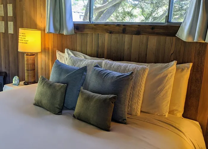 The Andiron Seaside Inn & Cabins