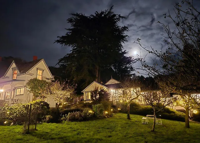 Dennen'S Victorian Farmhouse
