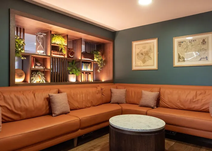 Burleigh Court Hotel And Leisure