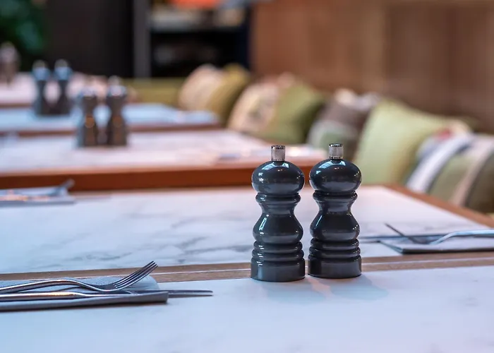Burleigh Court Hotel And Leisure