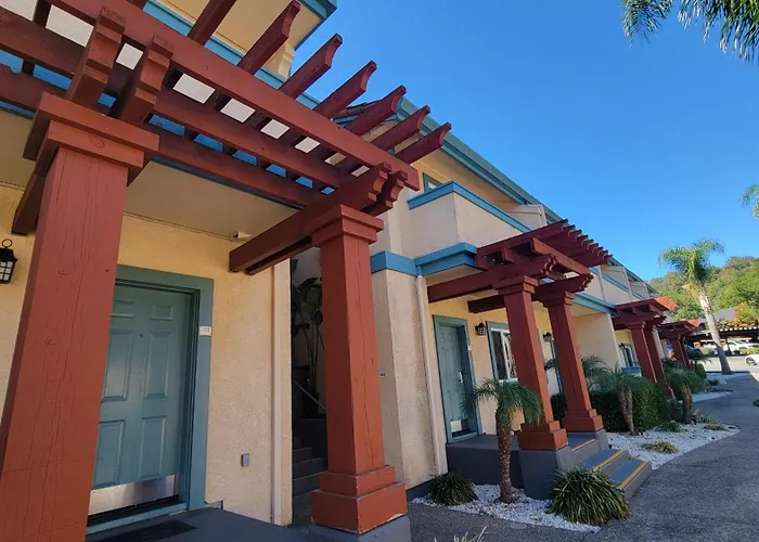 Marinwood Inn & Suites